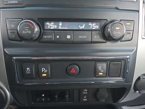 Used 2016 Nissan Titan SV image 28