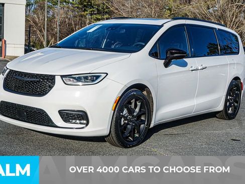 Used 2025 Chrysler Pacifica Limited image 2
