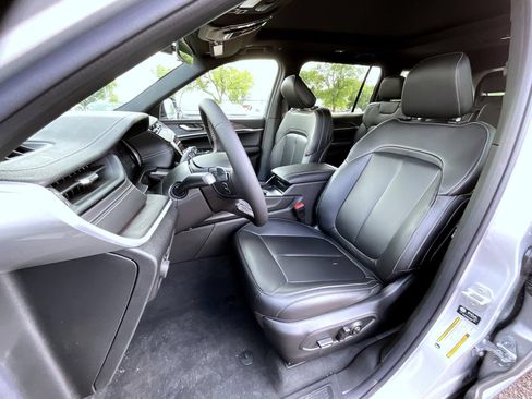 New 2026 Jeep Grand Cherokee L Limited w/ Limited Altitude Package AWD/4WD image 11