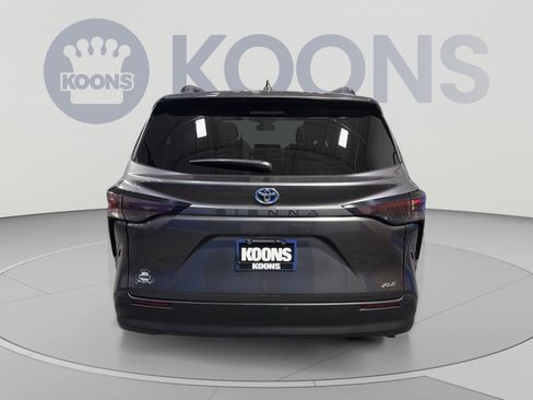 Used 2025 Toyota Sienna XLE w/ XLE Plus Package FWD image 1
