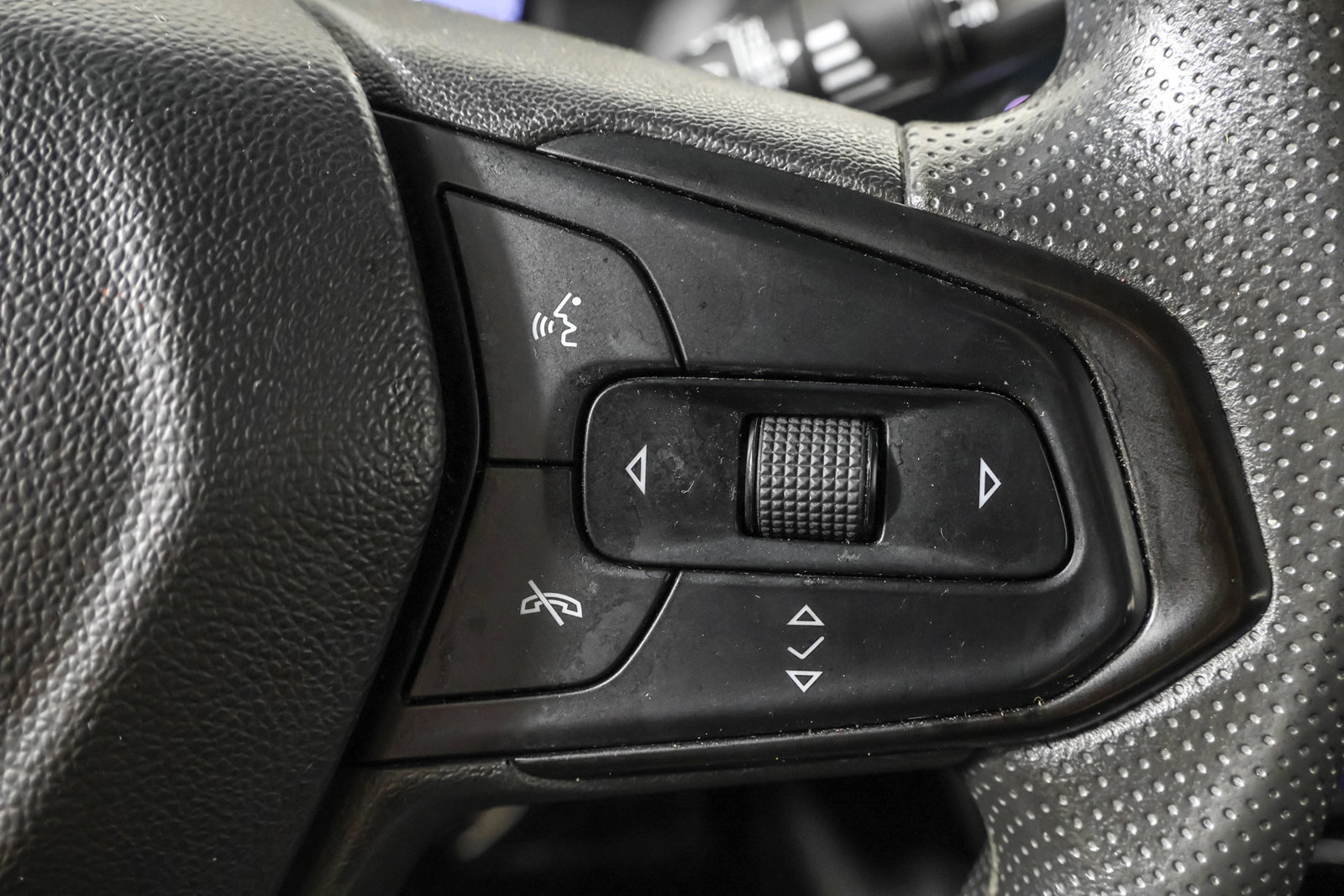 Used 2023 Chevrolet Bolt LT w/ Driver Confidence Package FWD image 28