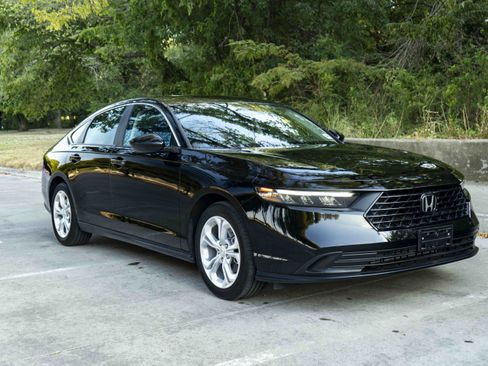 Used 2025 Honda Accord LX image 2
