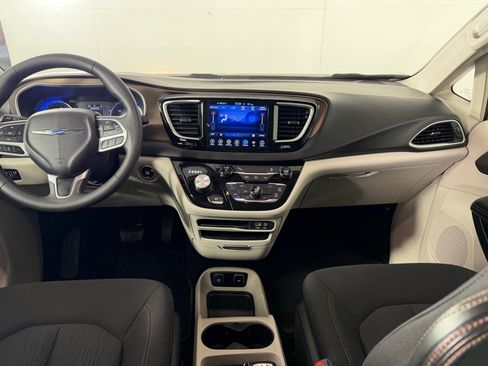 Used 2017 Chrysler Pacifica Touring FWD image 19