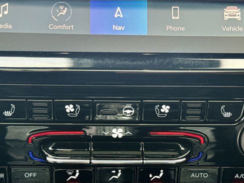 Used 2022 Jeep Grand Cherokee Overland w/ Luxury Tech Group IV image 23