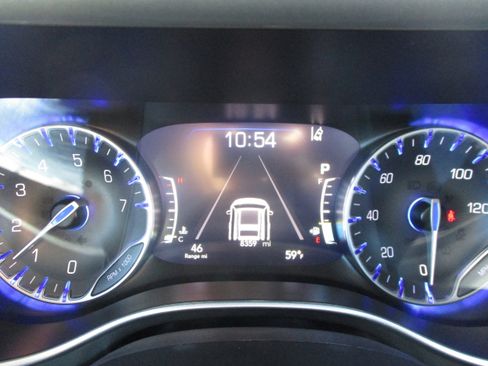 Used 2025 Chrysler Pacifica Select image 17