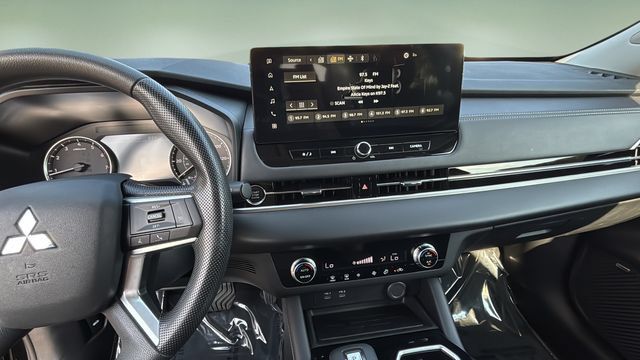 Used 2025 Mitsubishi Outlander ES FWD image 11