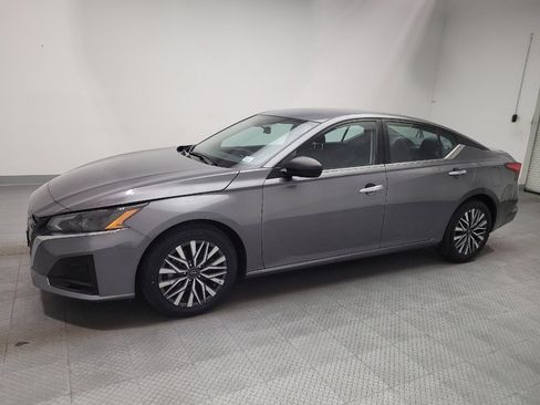 Used 2025 Nissan Altima 2.5 SV FWD image 2