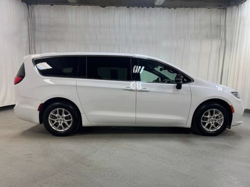 Used 2025 Chrysler Pacifica Select FWD image 3