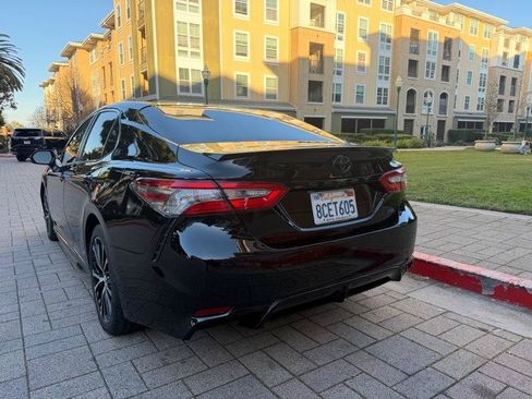 Used 2018 Toyota Camry SE FWD image 11