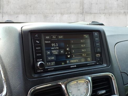 Used 2013 Chrysler Town & Country Touring-L w/ Driver Convenience Group FWD image 13