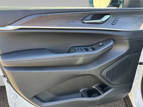 New 2025 Jeep Grand Cherokee Limited w/ Trailer Tow Package image 16