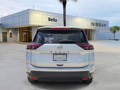 Used 2025 Nissan Rogue SV image 4