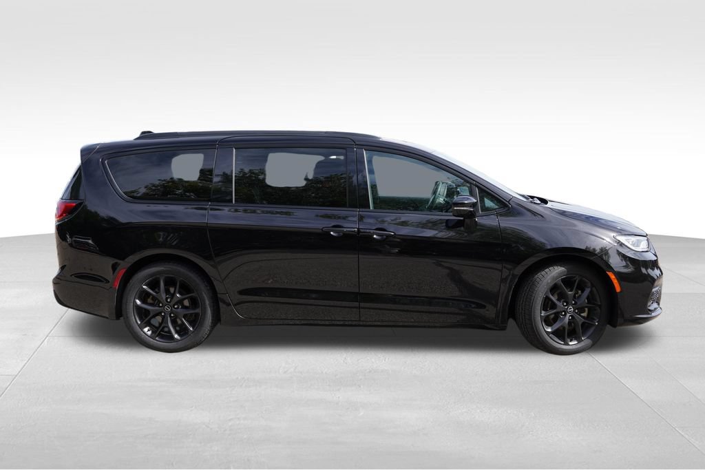 Used 2025 Chrysler Pacifica Limited FWD image 3