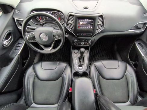 Certified 2019 Jeep Cherokee Latitude Plus w/ Cold Weather Group image 26