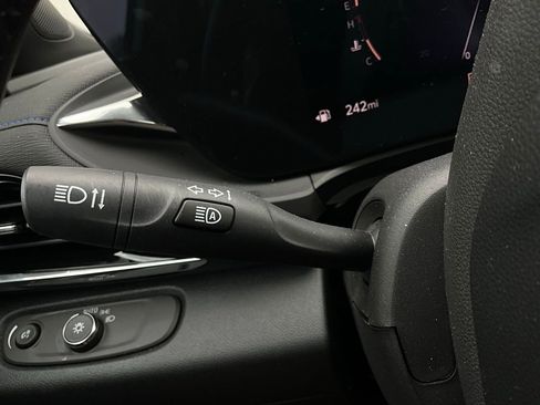 Used 2025 Buick Envista Sport Touring image 34