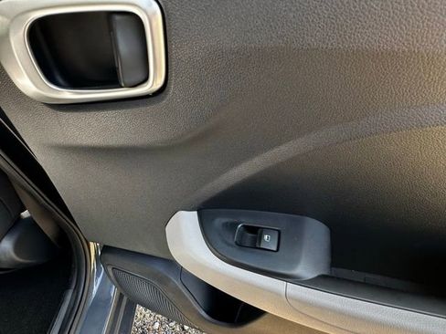 Certified 2025 Hyundai Venue SEL FWD image 17