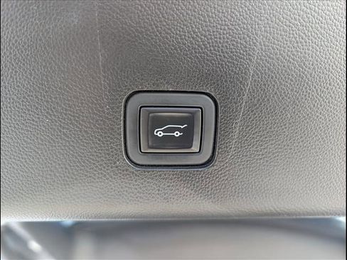 Used 2020 Chevrolet Traverse LT w/ LT Premium Package image 24