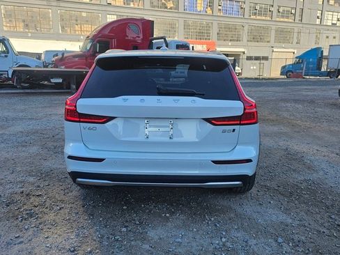 Certified 2024 Volvo V60 B5 Cross Country Plus image 3