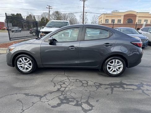 Used 2017 Toyota Yaris iA image 8