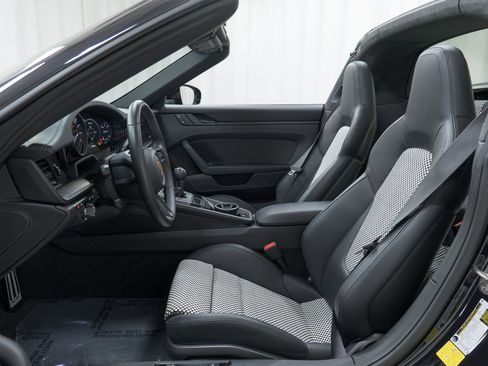 Certified 2022 Porsche 911 50th Anniversary Edition AWD/4WD image 18