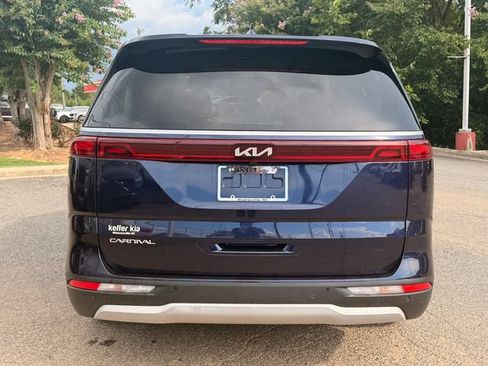 Used 2023 Kia Carnival LX FWD image 4