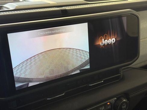 Used 2025 Jeep Wrangler Unlimited Sahara AWD/4WD image 27