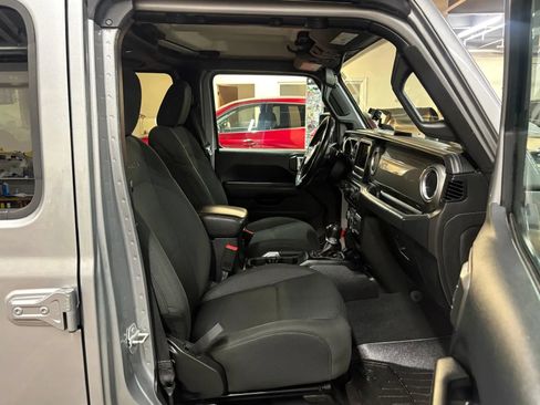Used 2018 Jeep Wrangler Unlimited Sahara w/ Dual Top Group AWD/4WD image 18