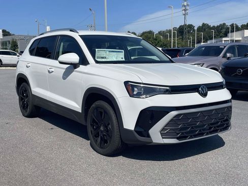 New 2026 Volkswagen Taos SE FWD image 1