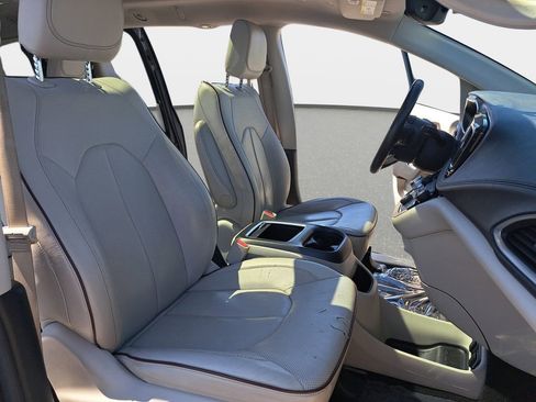 Used 2018 Chrysler Pacifica Limited FWD image 10