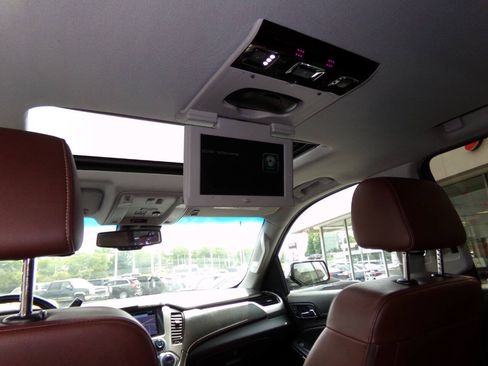 Used 2019 Chevrolet Suburban Premier w/ Premier Plus Edition AWD/4WD image 18
