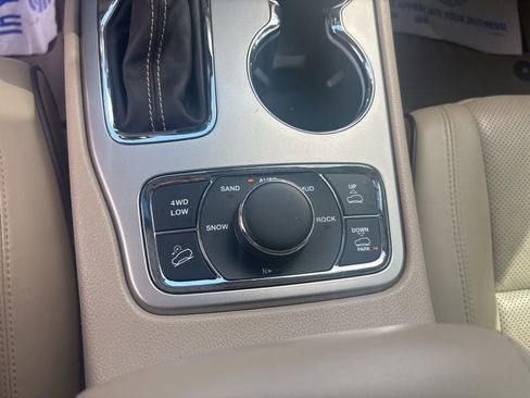 Used 2017 Jeep Grand Cherokee Overland AWD/4WD image 43