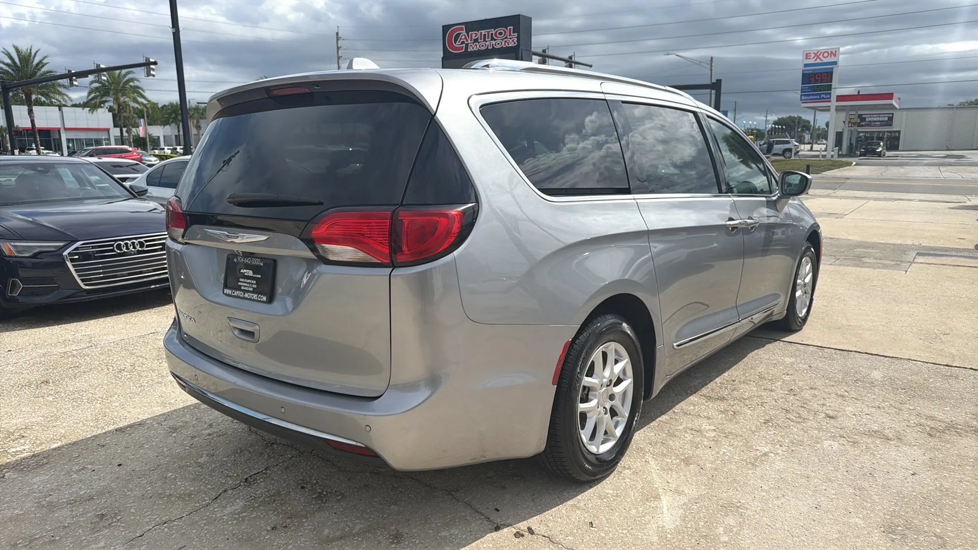 Used 2020 Chrysler Pacifica Touring-L FWD image 5