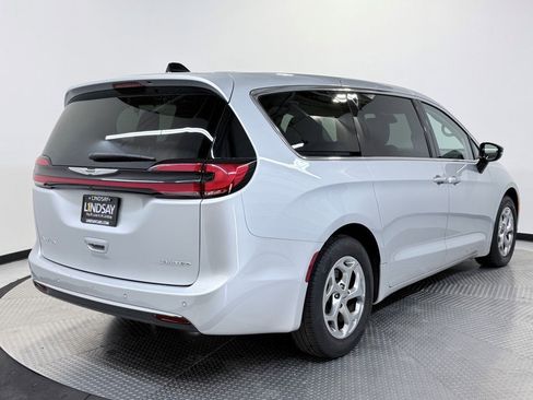 Used 2024 Chrysler Pacifica Limited image 6