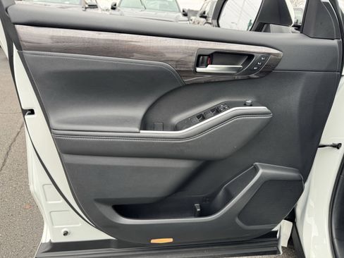 Used 2021 Toyota Highlander Limited image 23