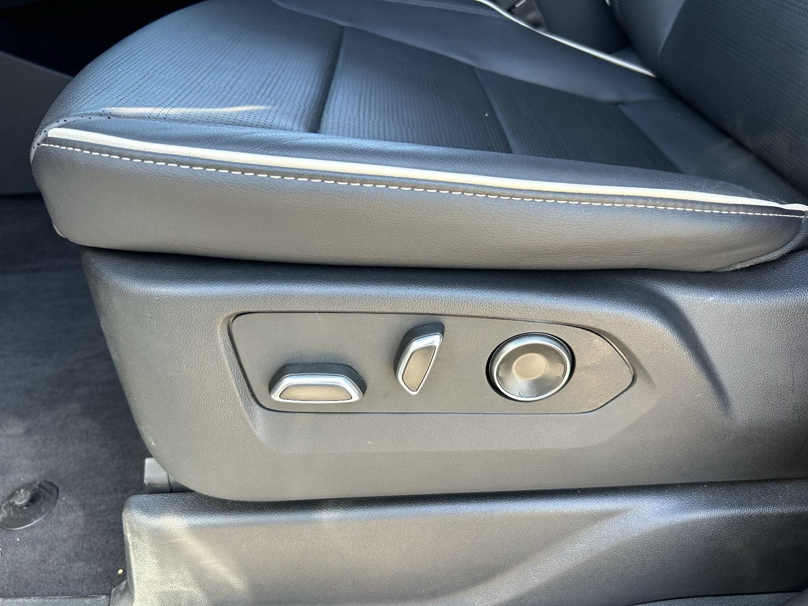 Certified 2025 Cadillac Escalade ESV Premium Luxury w/ LPO, Floor Liner Package AWD/4WD image 27