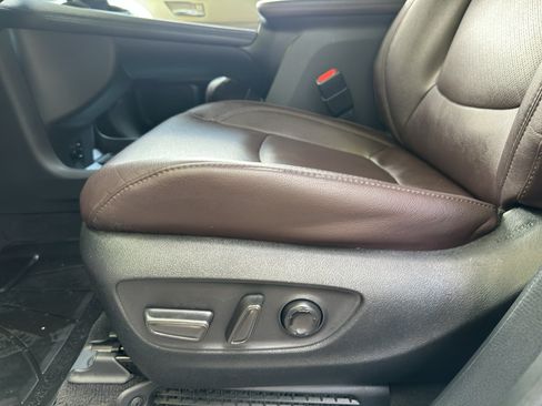 Used 2023 Toyota Sienna Platinum AWD/4WD image 18