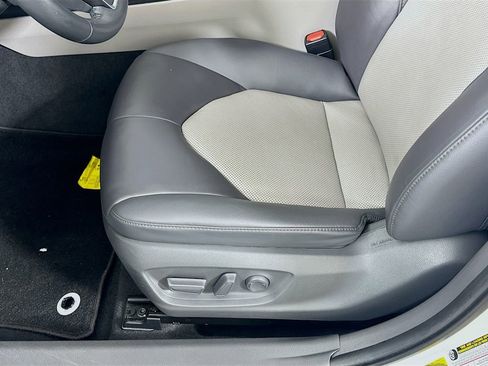 Used 2020 Toyota Camry XLE image 19