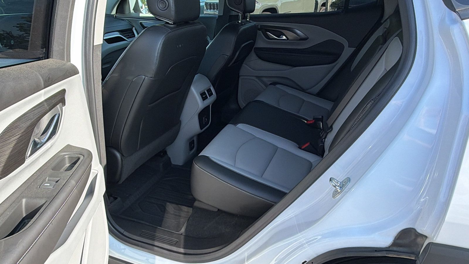 Used 2022 GMC Terrain SLT w/ Infotainment Package II AWD/4WD image 24
