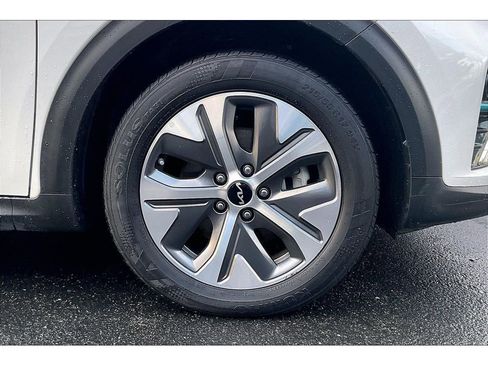 Used 2022 Kia Niro EX image 9
