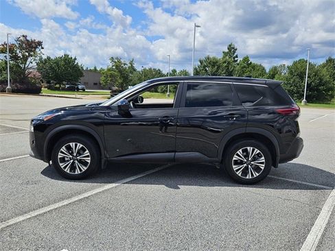 Used 2023 Nissan Rogue SV image 4