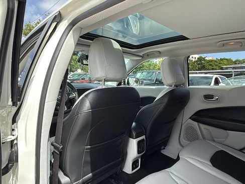 Used 2018 Jeep Compass Latitude w/ Popular Equipment Group FWD image 18