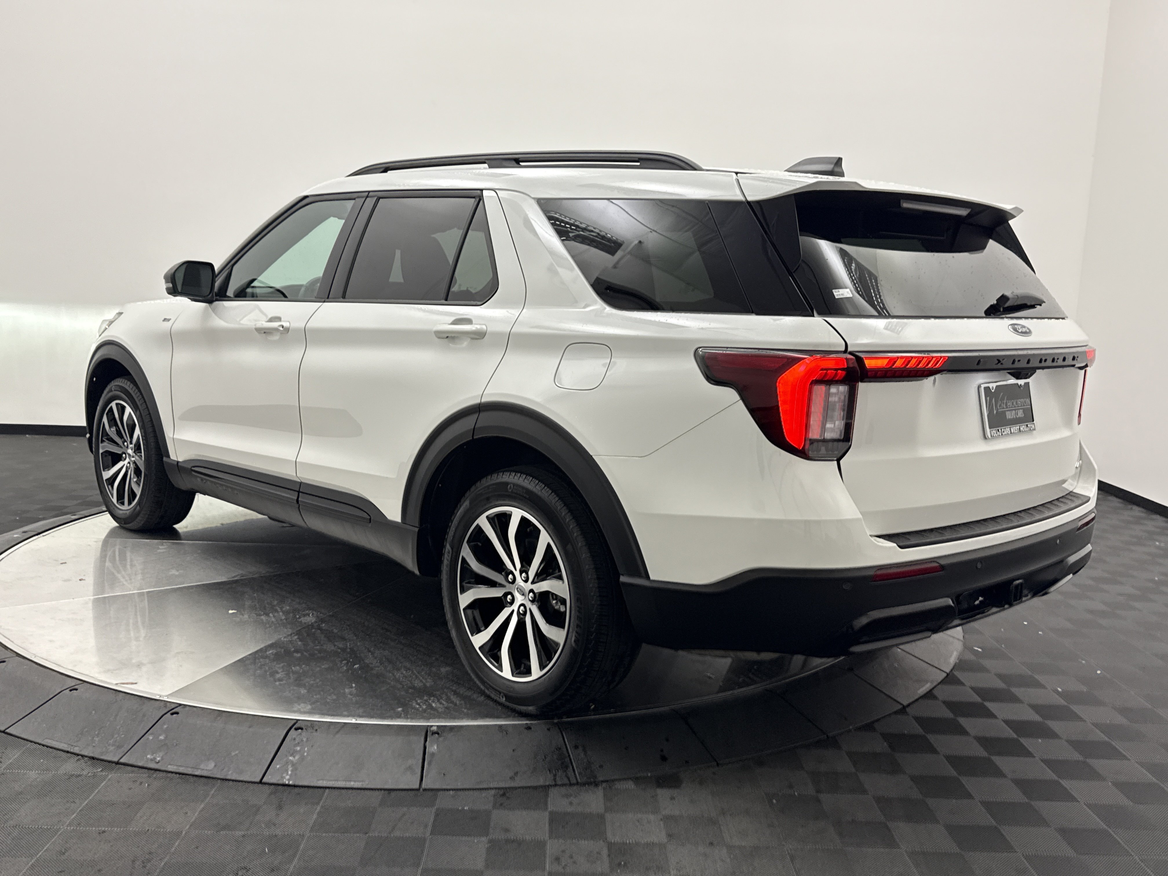 Used 2025 Ford Explorer ST-Line AWD/4WD image 5