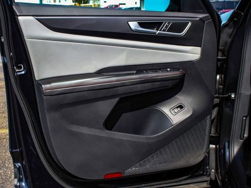Used 2024 Volkswagen Atlas Peak Edition SE AWD/4WD image 8
