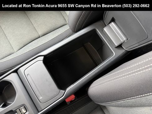 Used 2024 Volvo XC40 B5 Core image 29