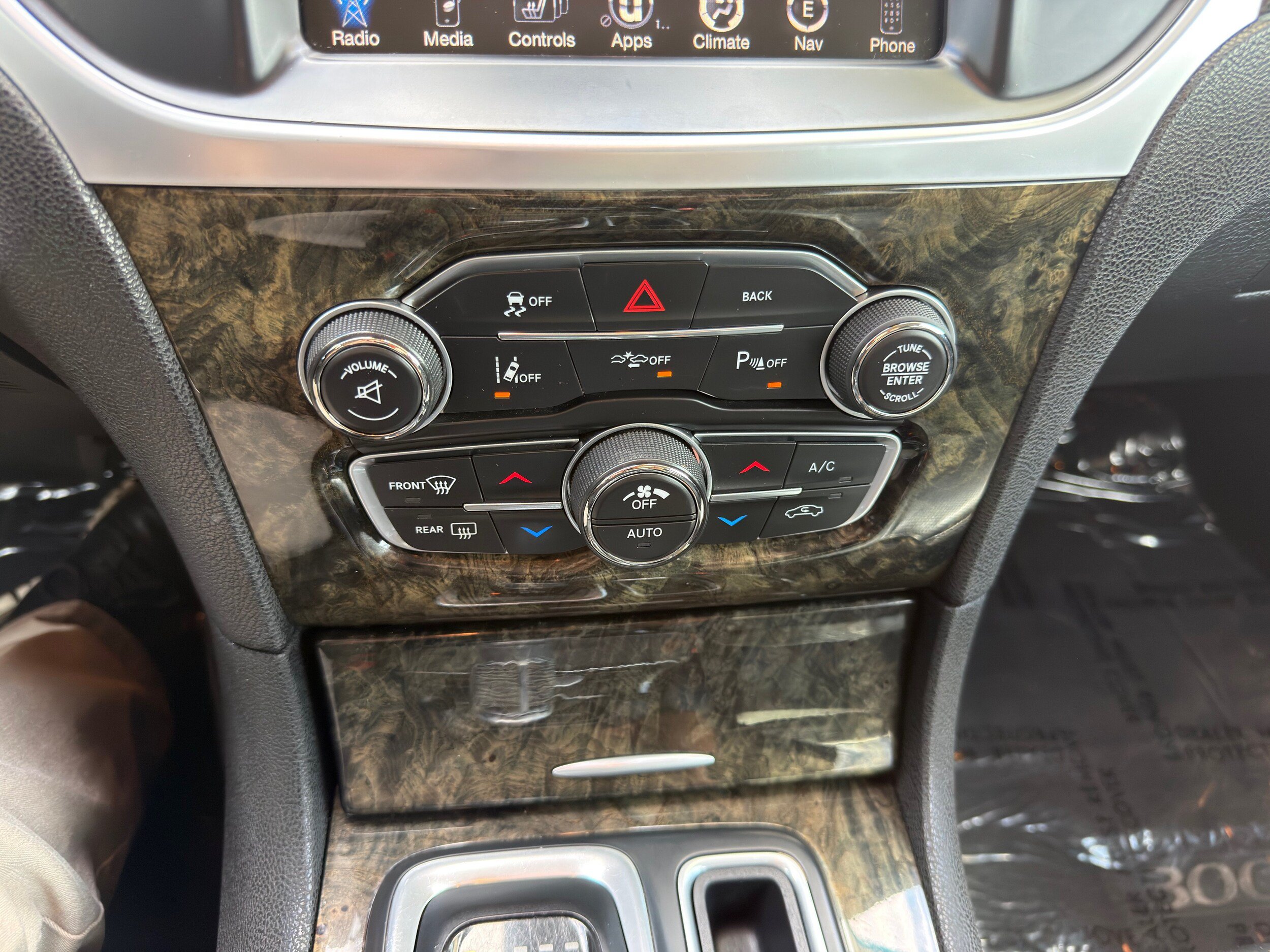 Used 2015 Chrysler 300 C w/ Harman/Kardon Audio Group RWD image 31