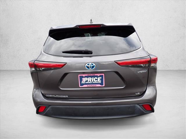 Used 2022 Toyota Highlander LE AWD/4WD image 3