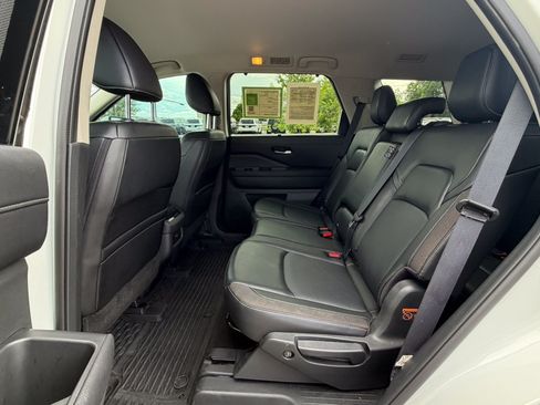 Used 2024 Nissan Pathfinder SL FWD image 15