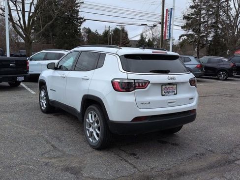Used 2024 Jeep Compass Latitude w/ Sun and Sound Group AWD/4WD image 5