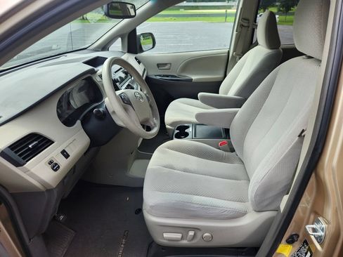 Used 2013 Toyota Sienna LE w/ Towing Pkg FWD image 10