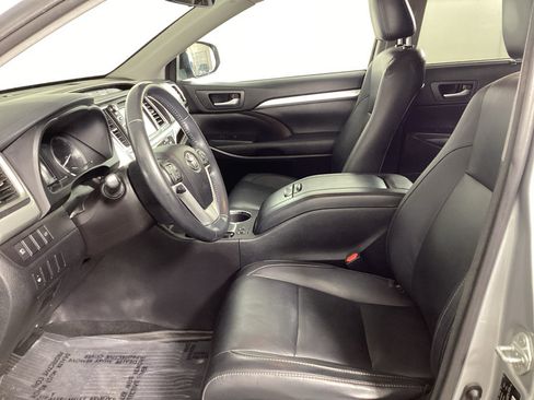 Used 2017 Toyota Highlander XLE AWD/4WD image 19